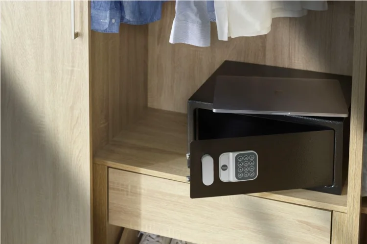 Szeroki sejf elektroniczny na laptopa Yale YLV/200/DB3 – w szafce