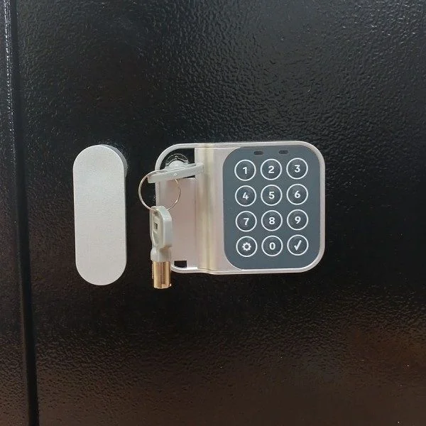 Panel cyfrowy z zamkiem i wskaźnikami LED w sejfie na klucze Yale